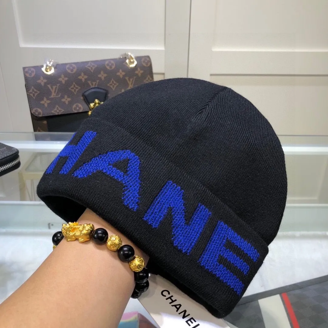 P50 Chanel CHANEL is sure to be of genuine quality. The only matching details on the market are double-layered cashmere wool knitted hats. Xiaohongshu recommends that the official website purchase price is 4980 per hat. The quality is outstanding. The matching of the big logo in autumn and winter is really perfect, and the design style is even more elegant! Order quickly