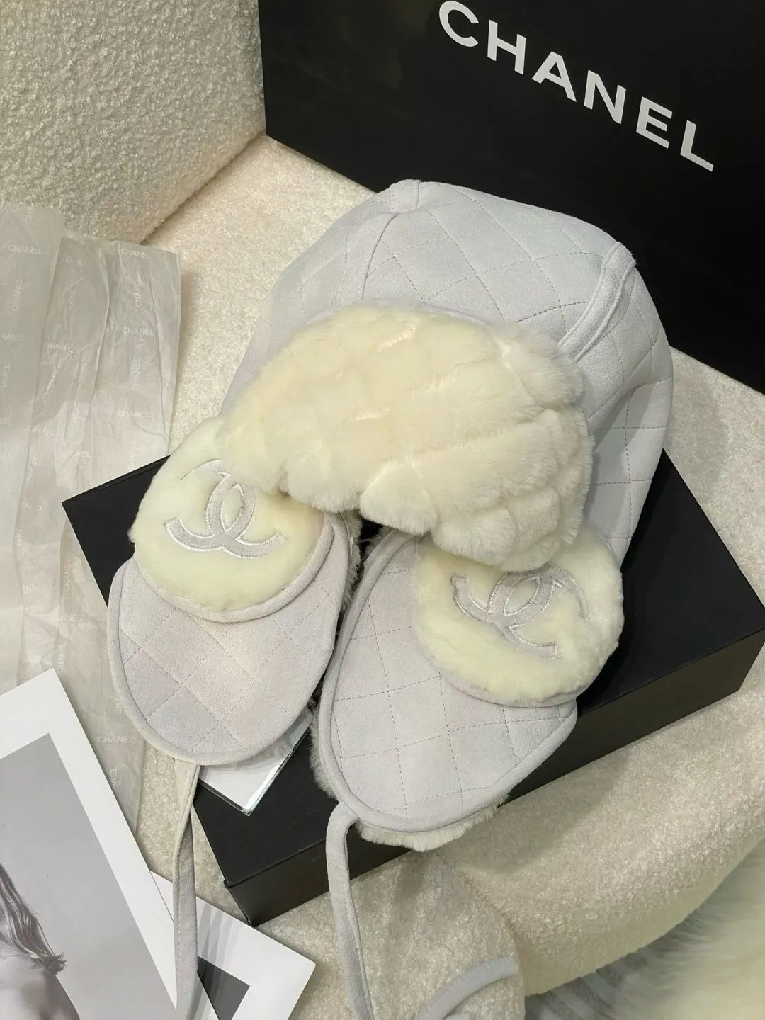 [Original customization] New on Chanel 24 n, Chanel Lei Feng hat. The furry autumn and winter atmosphere fills the Coconeige ski super-produced Lei Feng hat and furry earmuff scarf. This season’s must-buy atmosphere is 100%, warm and good-looking. One size fits all, integrated with sheepskin and fine wool material.