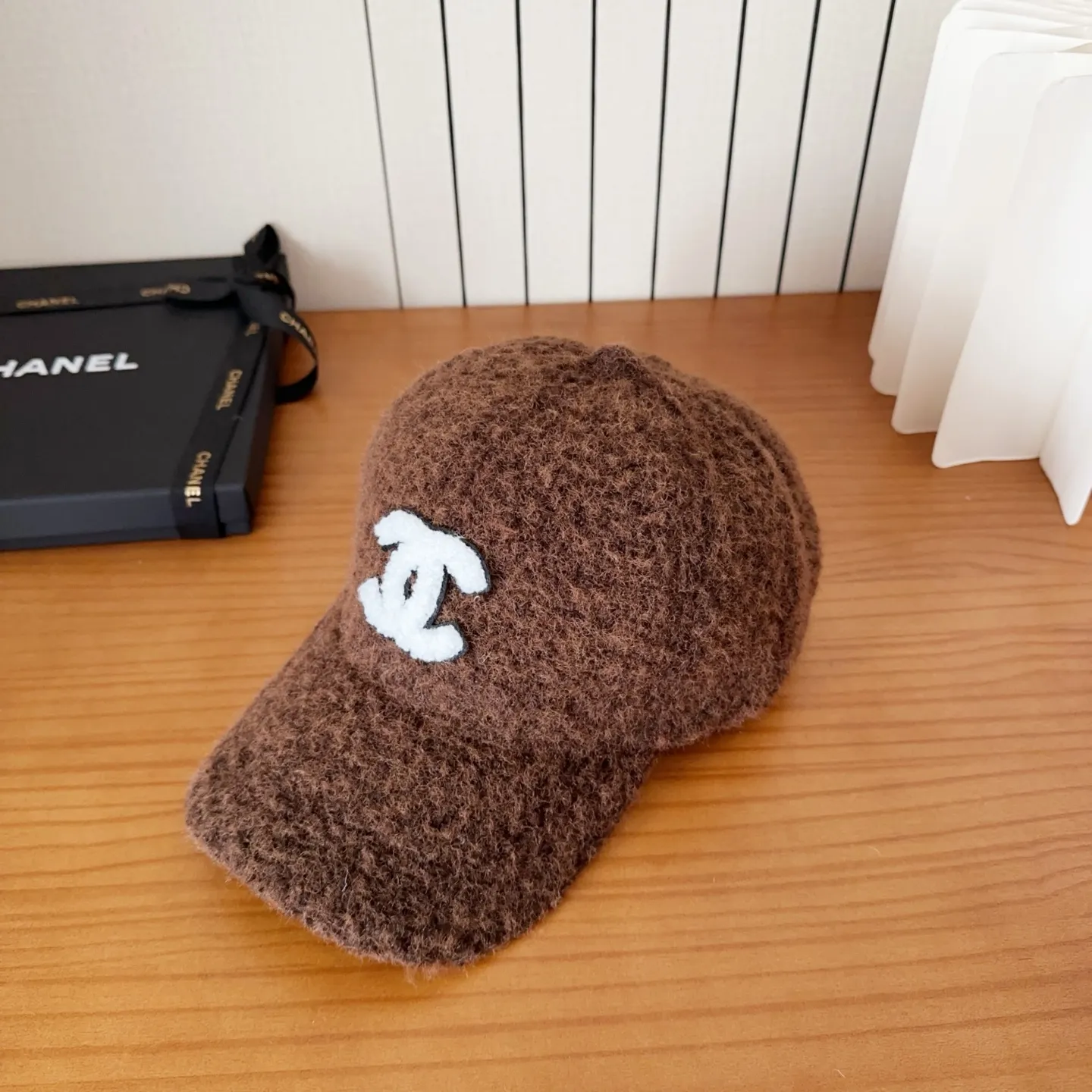 💰44 Chanel’s new lamb wool baseball cap🧢 is a perfect interpretation of the sweet and cool style. I love it so much❤️ The top is sexy and handsome. Both are online! No girl can refuse a fluffy item.