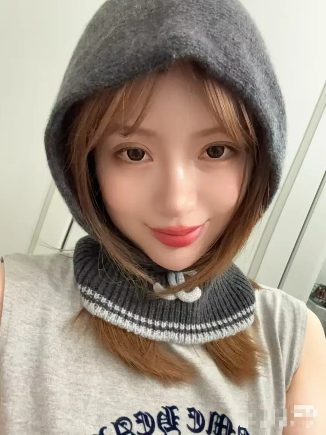 P70 Chanel Sisters, do you all own the Chanel 25b balaclava? 🤭, I checked the outfits of the little sisters in Xiaohongshu and really like them. It looks great when stacked with a peaked hat, or it is also good to use as a scarf. I love it 😍