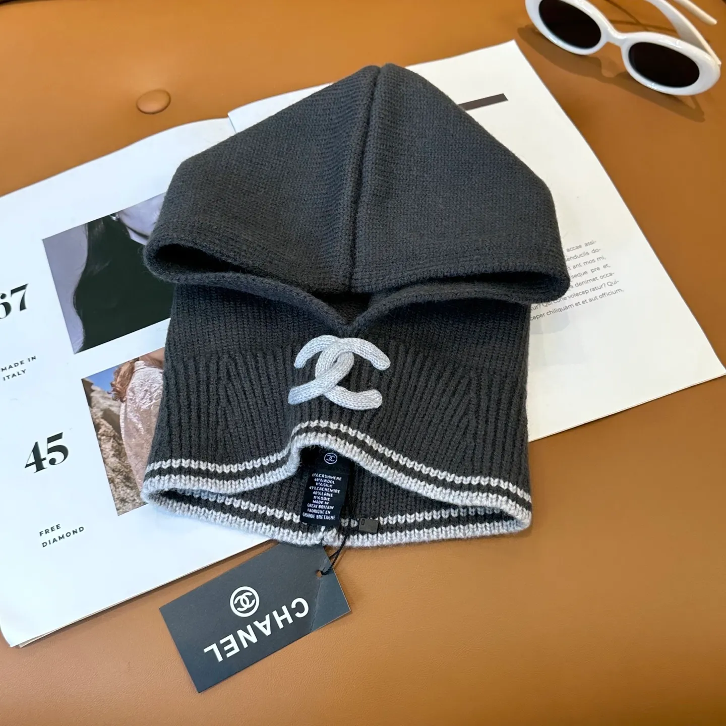 P70 Chanel Sisters, do you all own the Chanel 25b balaclava? 🤭, I checked the outfits of the little sisters in Xiaohongshu and really like them. It looks great when stacked with a peaked hat, or it is also good to use as a scarf. I love it 😍
