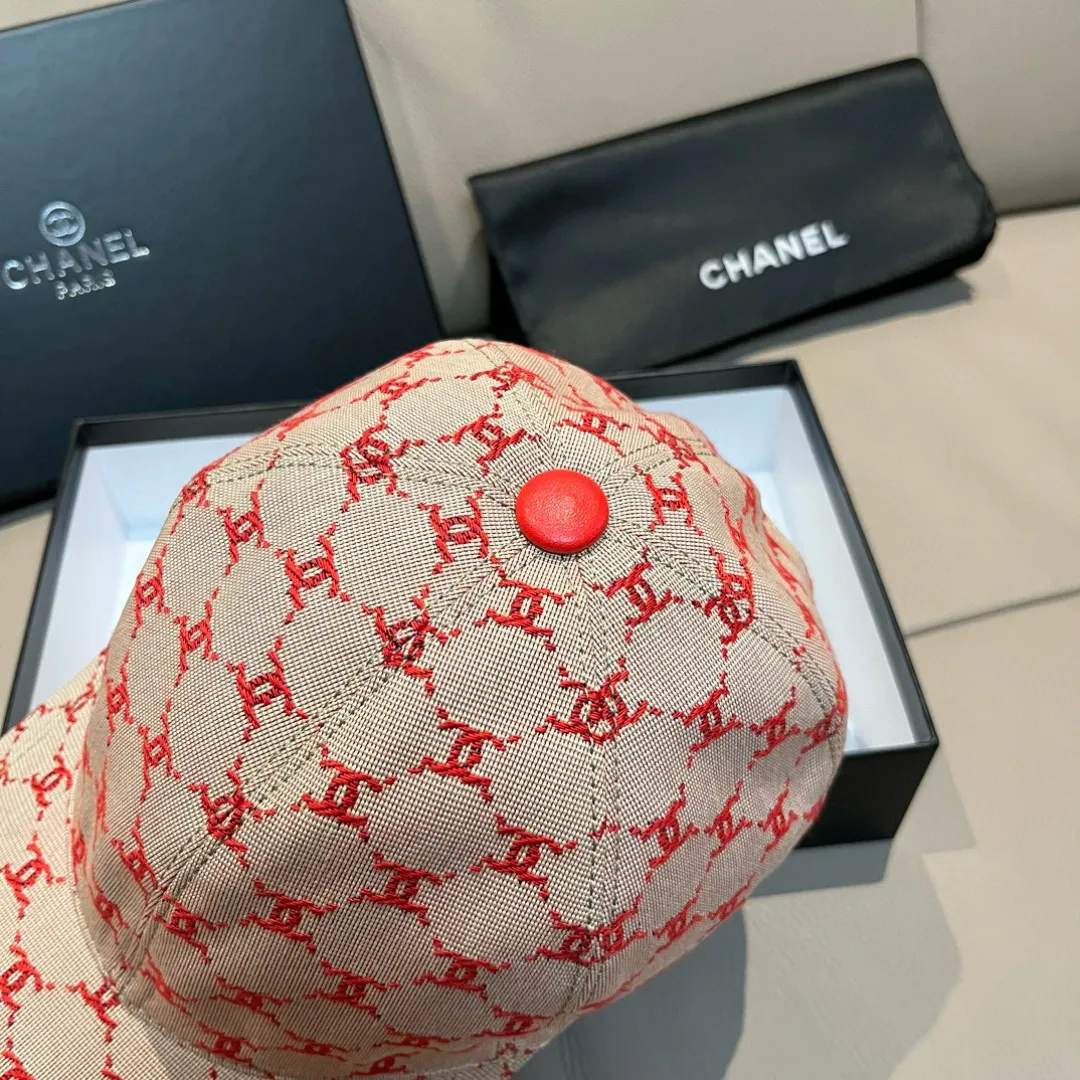 p90 new model shipped!   , Chanel (Chanel) new original baseball cap, small double C jacquard, 1:1 mold opening and customization at the counter, original canvas fabric + first layer of cowhide, light and breathable! The quality is great, the basic head circumference is 56cm, and the patch is adjustable.