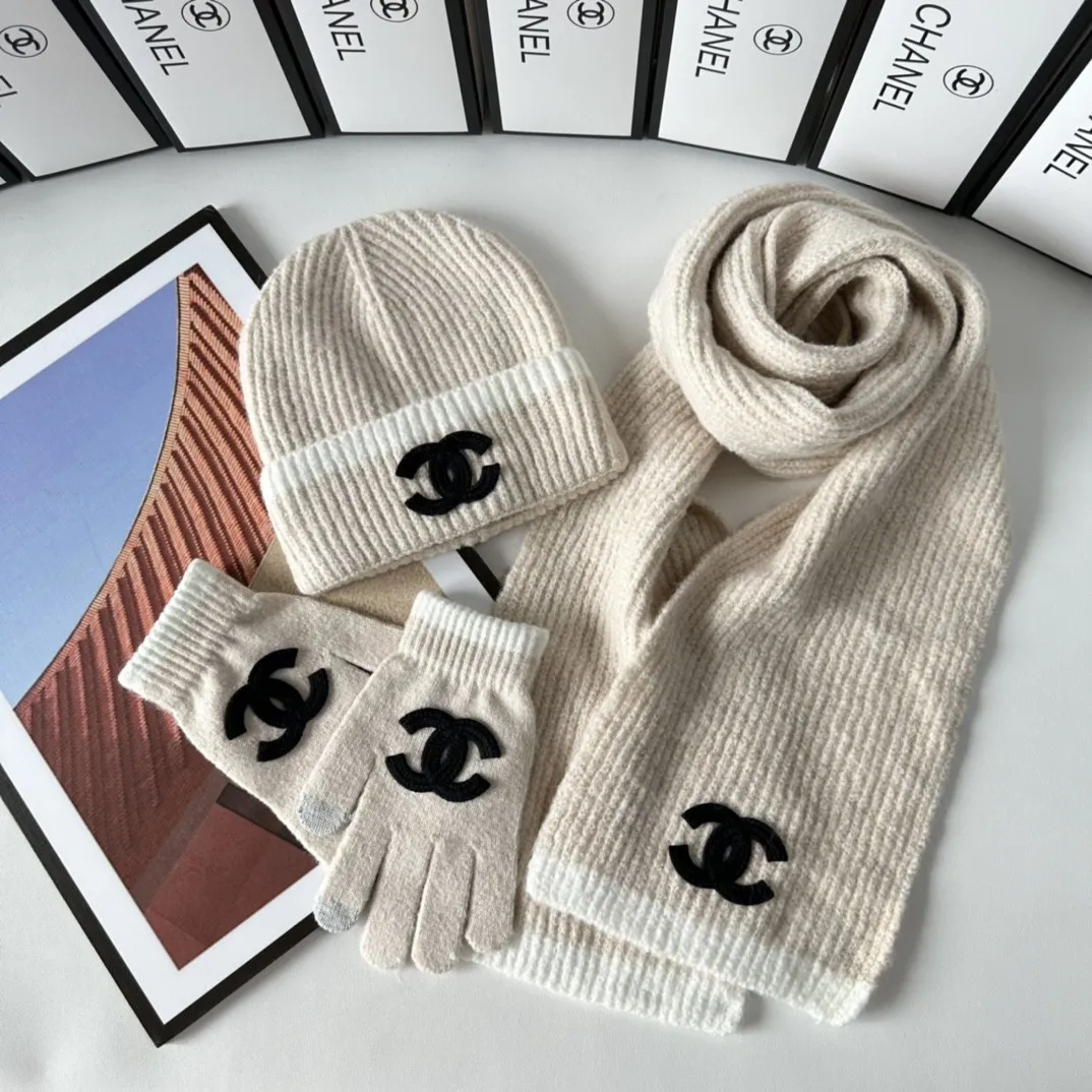 🉐️250 with dust bag. Chanel classic suit (hat➕scarf➕gloves), warm and super comfortable~A great tool for young ladies to reduce age in winter~This winter, all you need is a set of hats~warm and fashionable! Unisex model! Can be made as a couple model! Many styles, welcome to choose!