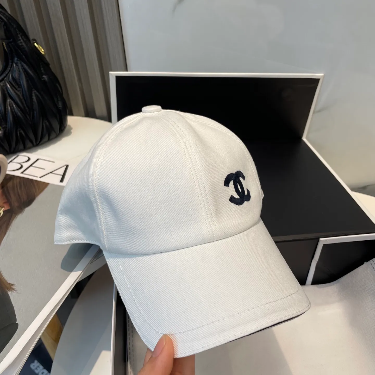 P90 Chanel counter new original embroidered baseball cap, 1:1 mold customization, three-dimensional embroidery, exquisite and flawless! 100% pure cotton fabric, original factory quality, exclusive physical photography.