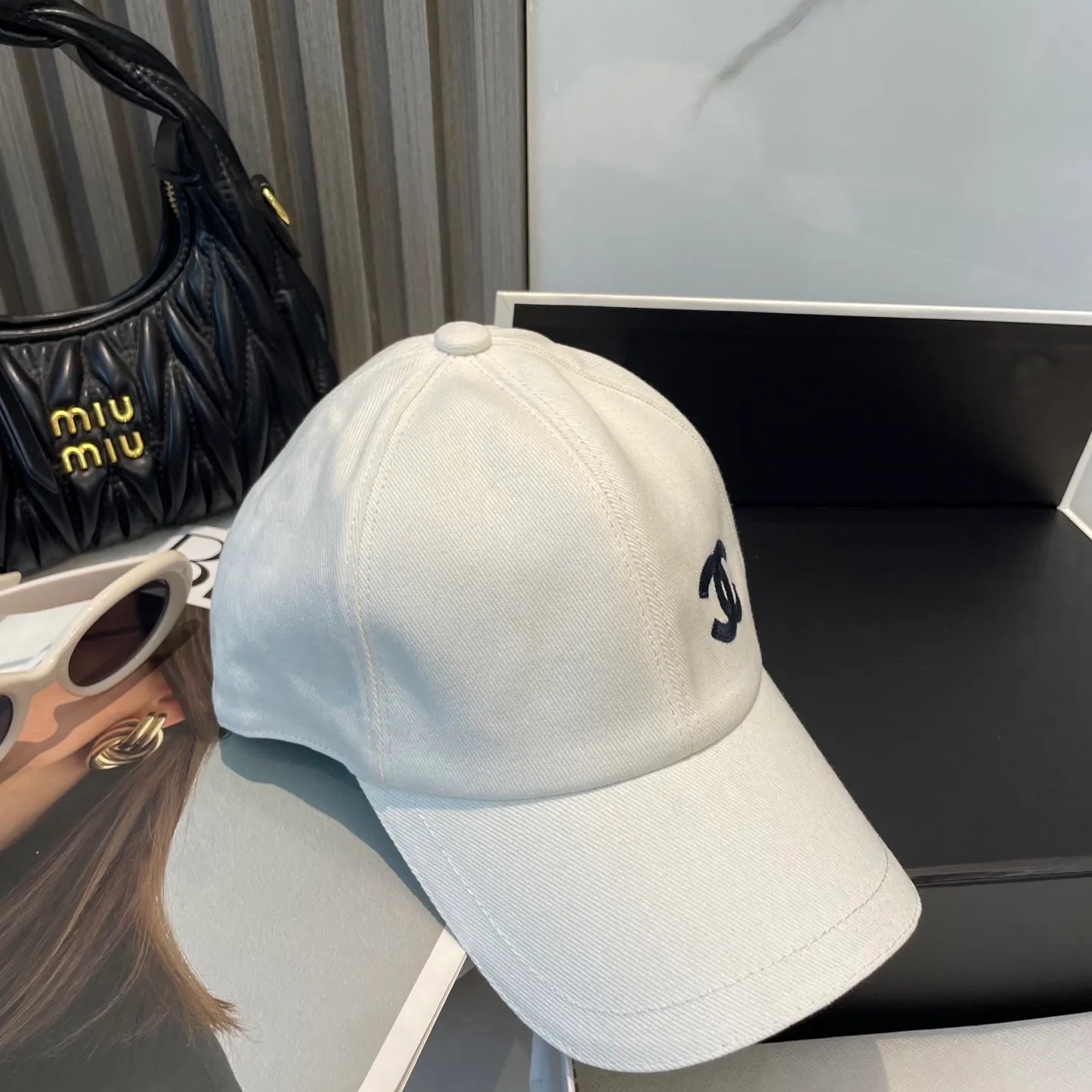 P90 Chanel counter new original embroidered baseball cap, 1:1 mold customization, three-dimensional embroidery, exquisite and flawless! 100% pure cotton fabric, original factory quality, exclusive physical photography.