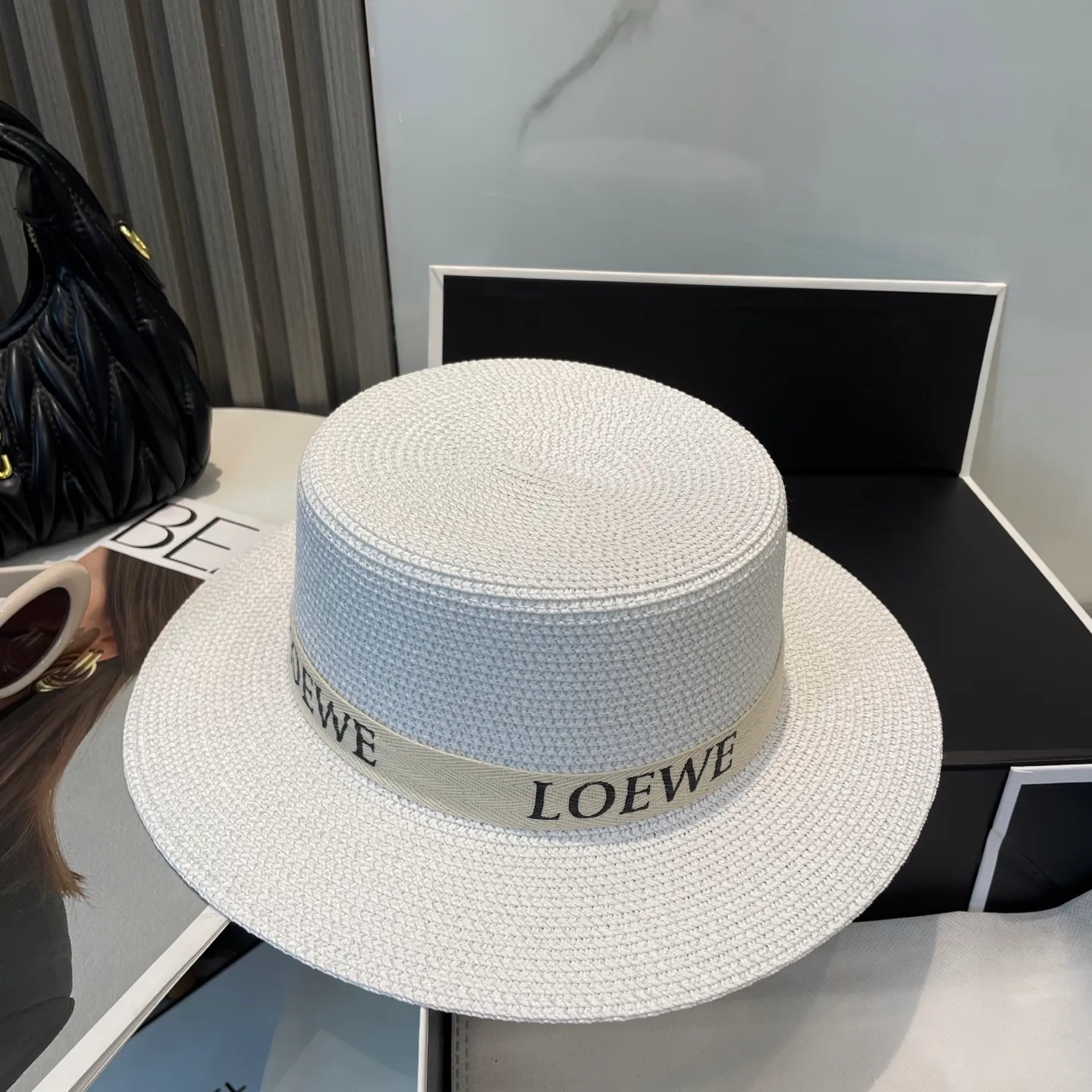 P70 CHANEL high-end flat-top straw hat is versatile and does not matter the face shape. The flat brim does not block the line of sight. It is more practical. It is easy to wear for daily use and travel. It has an Instagram style. Especially photogenic. It has an adjustment strap inside.