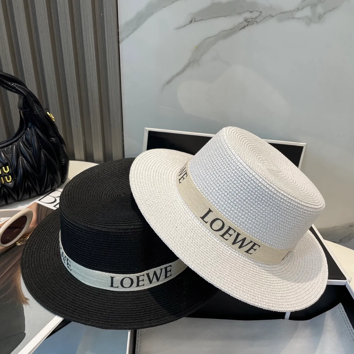 P70 CHANEL high-end flat-top straw hat is versatile and does not matter the face shape. The flat brim does not block the line of sight. It is more practical. It is easy to wear for daily use and travel. It has an Instagram style. Especially photogenic. It has an adjustment strap inside.