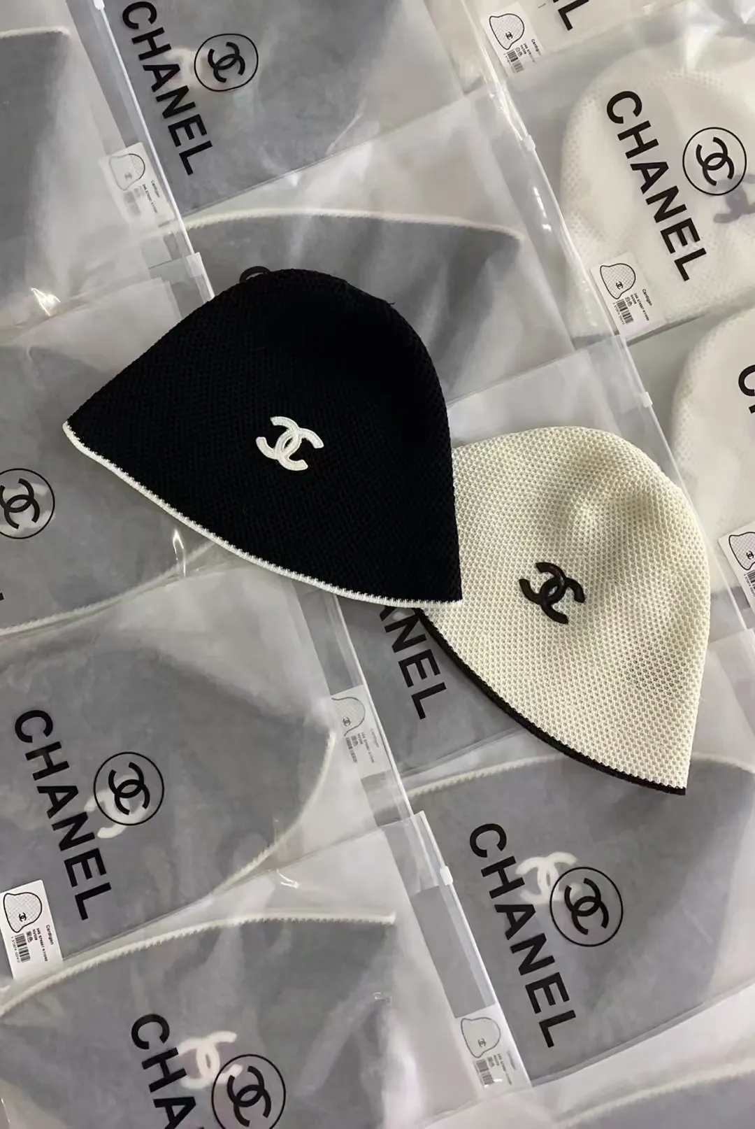 Hot 🔥The fashionable little item on the whole network is here, the Chanel 25c bucket hat, versatile color + small sheepskin logo, it is really high-quality, and the key point is that it looks super good when worn. It is super slim and has a French style for celebrities. It can be worn in all seasons 👍👍👍