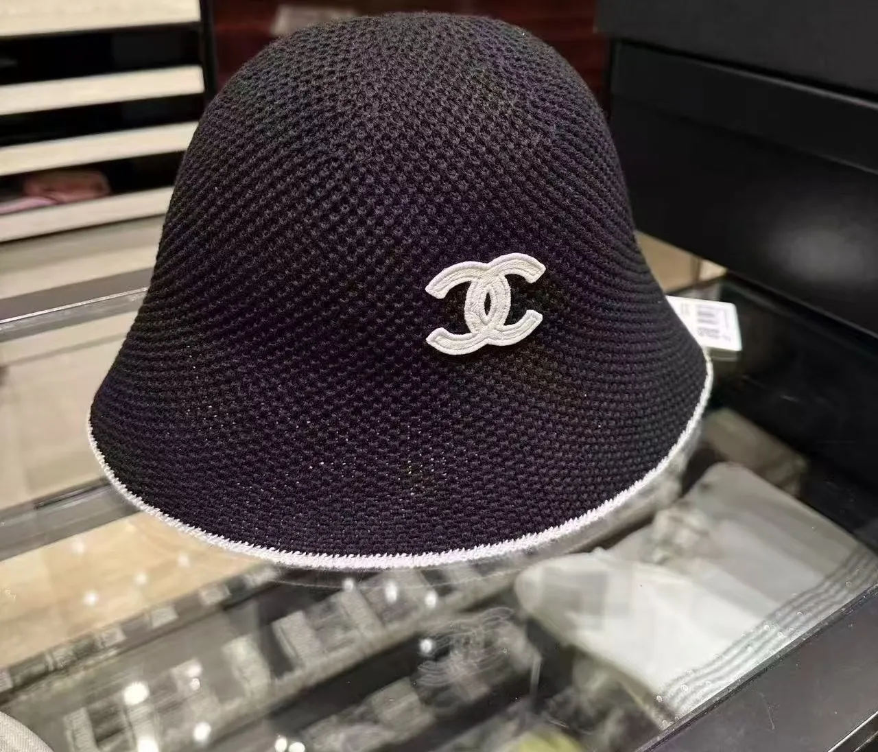 Hot 🔥The fashionable little item on the whole network is here, the Chanel 25c bucket hat, versatile color + small sheepskin logo, it is really high-quality, and the key point is that it looks super good when worn. It is super slim and has a French style for celebrities. It can be worn in all seasons 👍👍👍