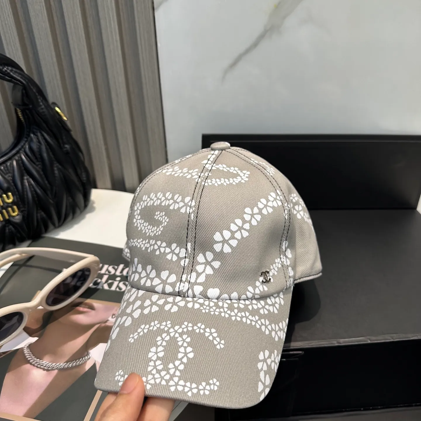 P100 Chanel's new high-version baseball cap, a classic baseball cap style, suitable for various occasions. Whether it is paired with casual wear or sportswear, it can easily enhance the fashion sense of the overall look. It is a trendy item that fashion lovers cannot miss.