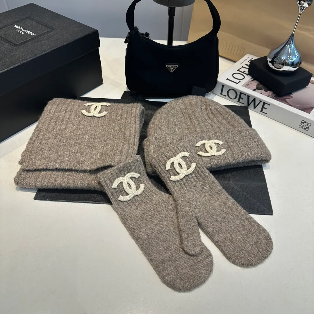 P130 CHANEL Xiaohongshu popular style, official website new classic suit hat! Hat➕scarf+gloves feel great! It’s warm and super comfortable. This winter, all you need is a hat set like this. It’s warm and fashionable! Welcome to choose!!