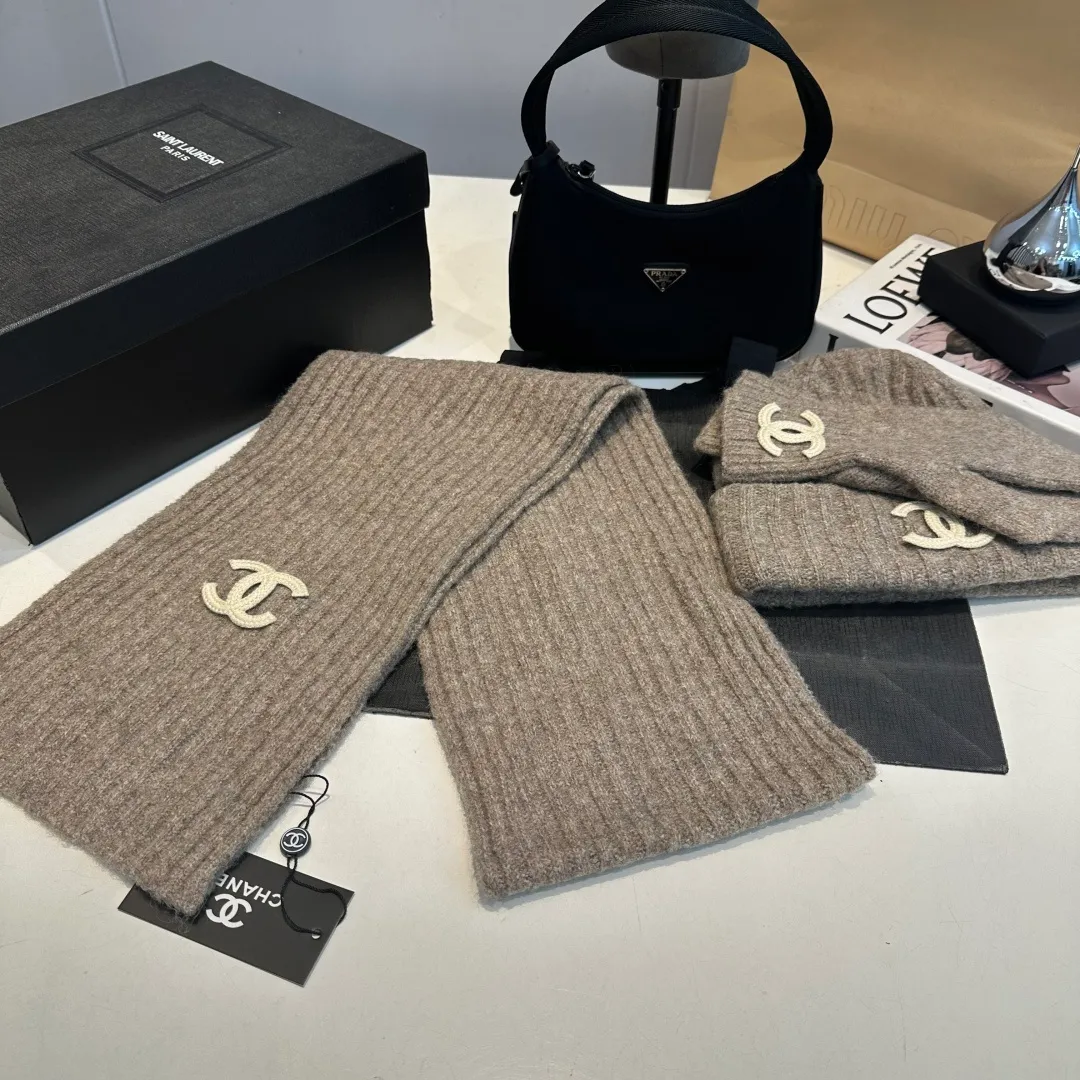 P130 CHANEL Xiaohongshu popular style, official website new classic suit hat! Hat➕scarf+gloves feel great! It’s warm and super comfortable. This winter, all you need is a hat set like this. It’s warm and fashionable! Welcome to choose!!