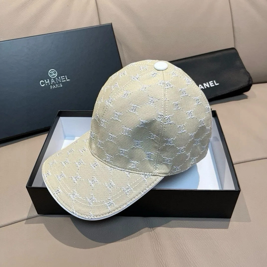 p90 new model shipped!   , Chanel (Chanel) new original baseball cap, small double C jacquard, 1:1 mold opening and customization at the counter, original canvas fabric + first layer of cowhide, light and breathable! The quality is great, the basic head circumference is 56cm, and the patch is adjustable.