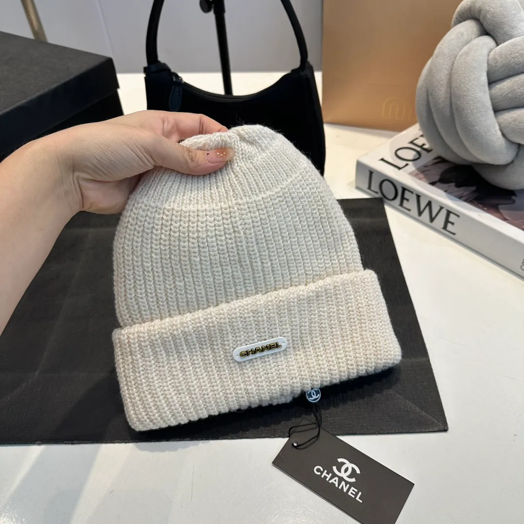 P60 Chanel Chanel's new autumn and winter woolen hat is the same for men and women. It contains 70% wool fabric and has complete internal labels.  The latest technology, one-piece molding, is super beautiful. The autumn and winter wool knitted beanie feels good to the touch ~ the color is super white ~ and it has a great atmosphere when taking photos, and it is very versatile ~