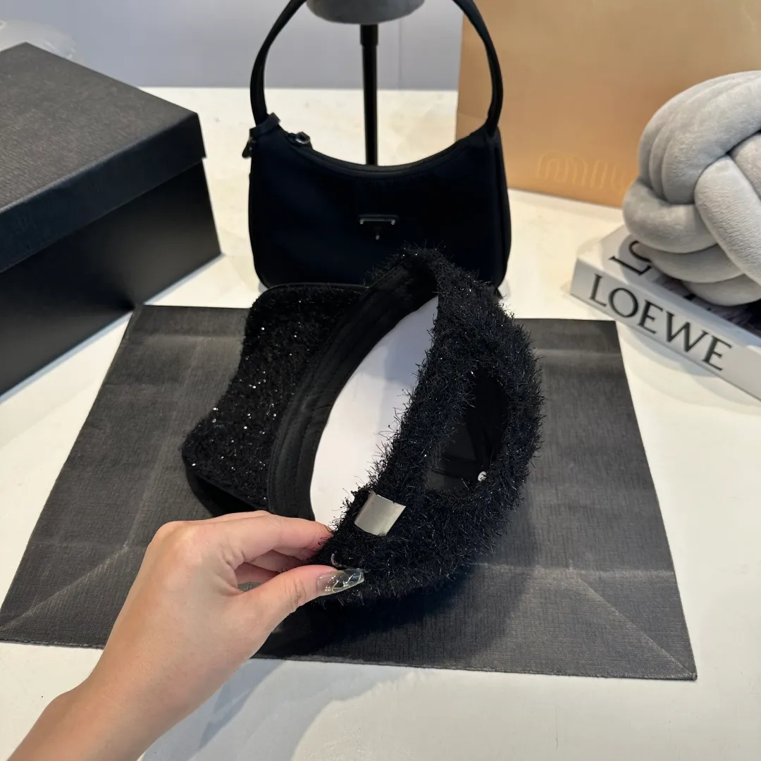 P60 CHANEL Chanel's new autumn and winter small fragrance style baseball cap🧢, the big brand model is super easy to match, one that you can wear with your eyes closed
