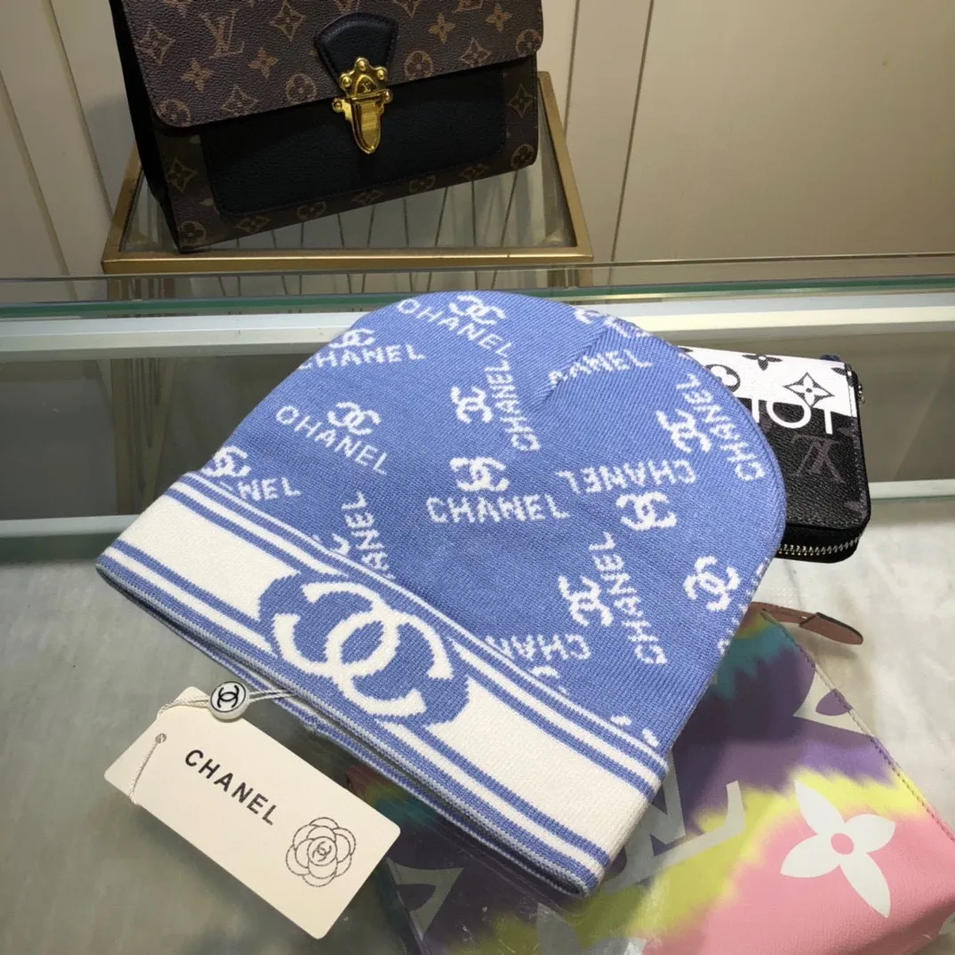 P40 comes with dust bag. CHANEL🎩cashmere wool quality knitted hat, fashionable, good quality, high-end, super soft! Super hot💖The texture is great and it’s great to match when out on the street! Fashion trends! A must-have item for autumn and winter, get it now!
