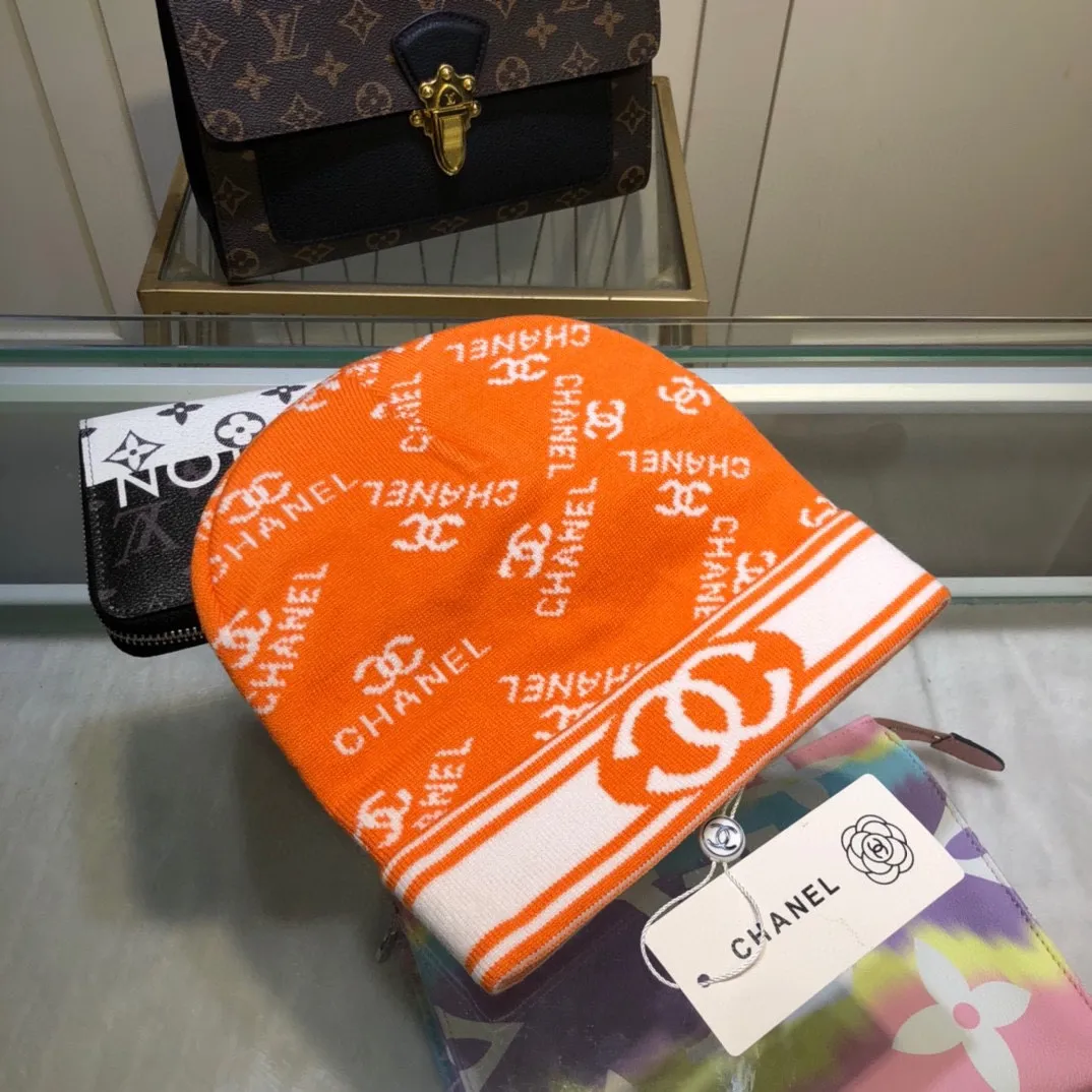P40 comes with dust bag. CHANEL🎩cashmere wool quality knitted hat, fashionable, good quality, high-end, super soft! Super hot💖The texture is great and it’s great to match when out on the street! Fashion trends! A must-have item for autumn and winter, get it now!