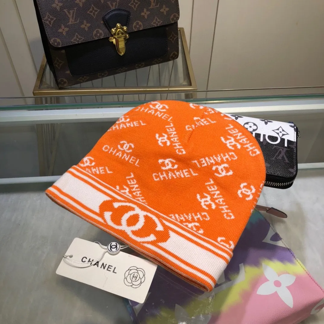 P40 comes with dust bag. CHANEL🎩cashmere wool quality knitted hat, fashionable, good quality, high-end, super soft! Super hot💖The texture is great and it’s great to match when out on the street! Fashion trends! A must-have item for autumn and winter, get it now!
