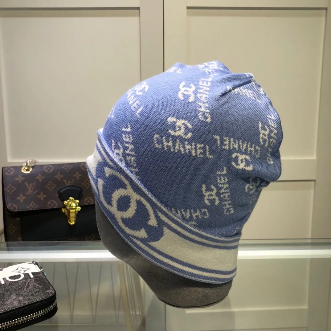 P40 comes with dust bag. CHANEL🎩cashmere wool quality knitted hat, fashionable, good quality, high-end, super soft! Super hot💖The texture is great and it’s great to match when out on the street! Fashion trends! A must-have item for autumn and winter, get it now!