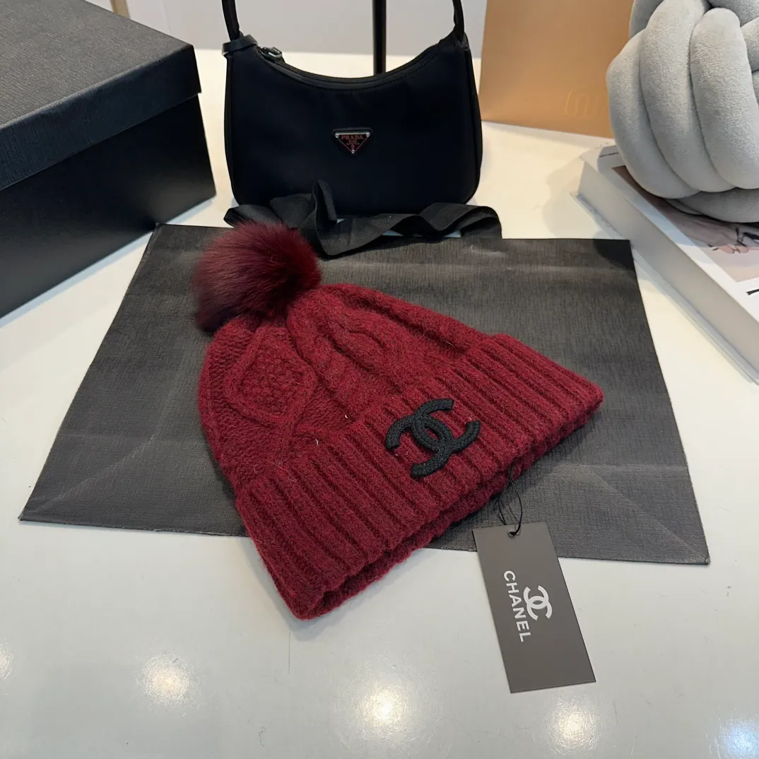 P90 CHANEL Chanel Orphan Fur Ball Autumn and Winter New Big Brand Wool Knitted Beanie One-size-fits-all, complete with tags ~ Very easy to match when out on the street!