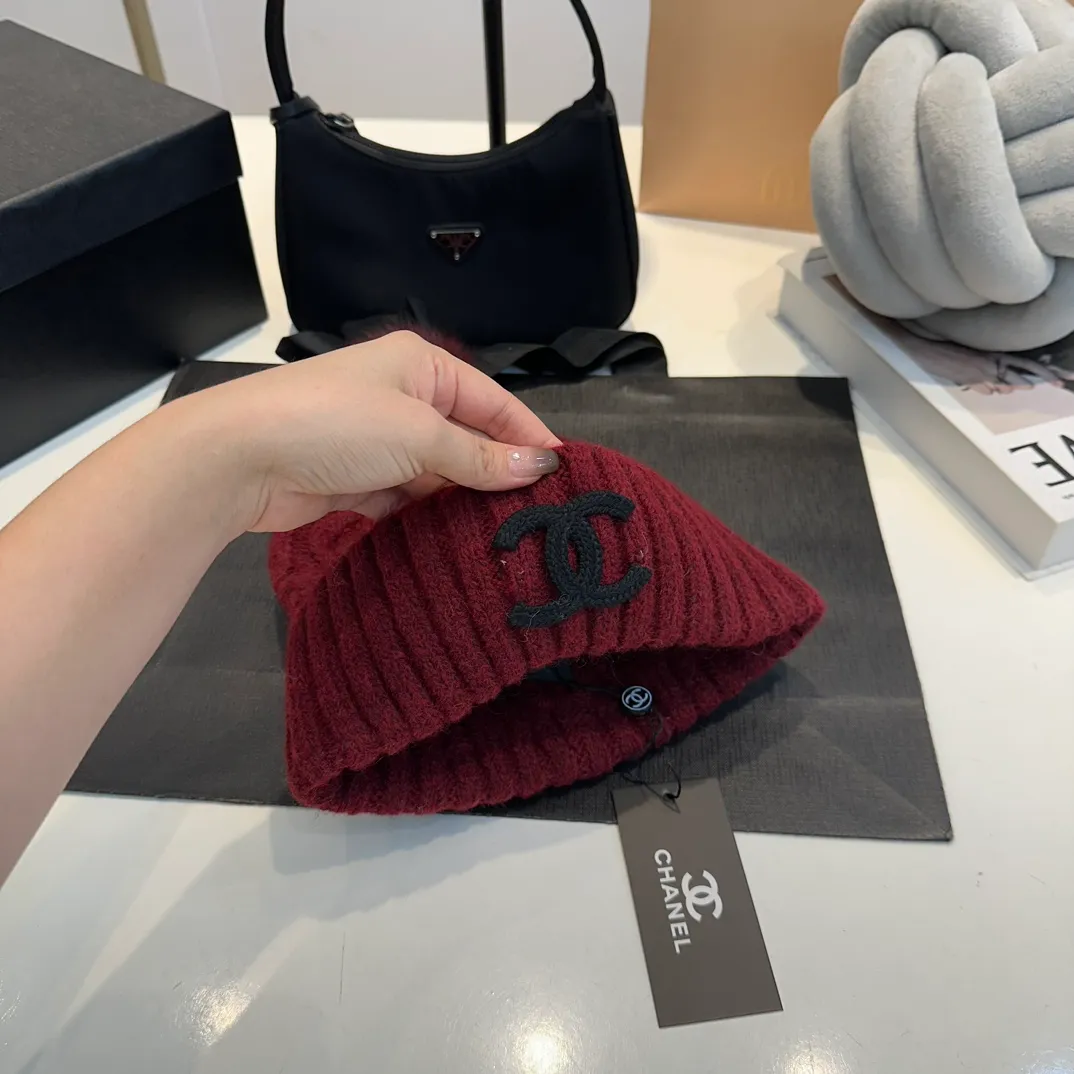 P90 CHANEL Chanel Orphan Fur Ball Autumn and Winter New Big Brand Wool Knitted Beanie One-size-fits-all, complete with tags ~ Very easy to match when out on the street!