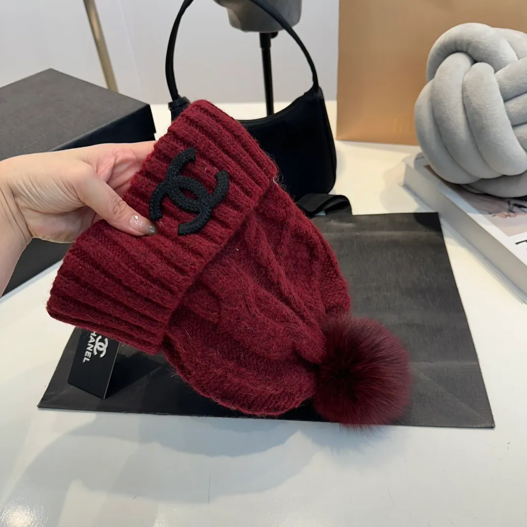 P90 CHANEL Chanel Orphan Fur Ball Autumn and Winter New Big Brand Wool Knitted Beanie One-size-fits-all, complete with tags ~ Very easy to match when out on the street!