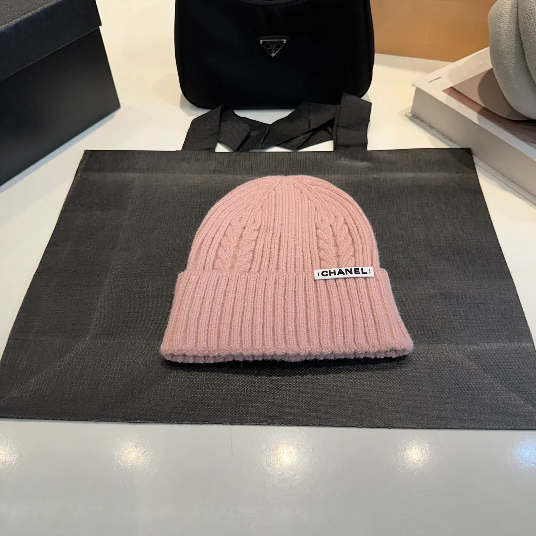 P50 CHANEL Autumn and Winter Striped Twist Wool Knitted Thick Cuffed Beanie Hat. The year-end heavy-duty high-looking fairy knitted hat is extremely versatile, easy on the head, and feels extremely soft and waxy. High-elastic rabbit wool does not deform.