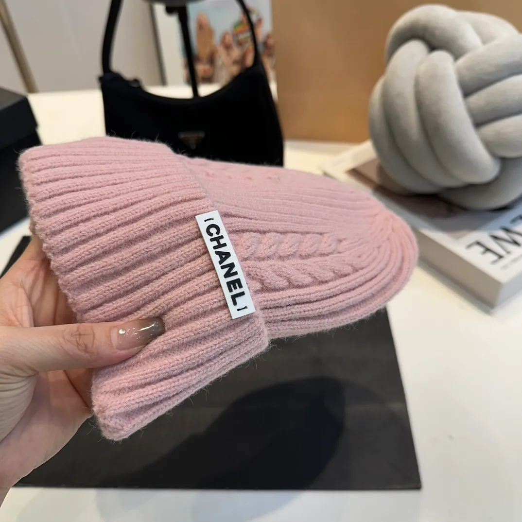 P50 CHANEL Autumn and Winter Striped Twist Wool Knitted Thick Cuffed Beanie Hat. The year-end heavy-duty high-looking fairy knitted hat is extremely versatile, easy on the head, and feels extremely soft and waxy. High-elastic rabbit wool does not deform.