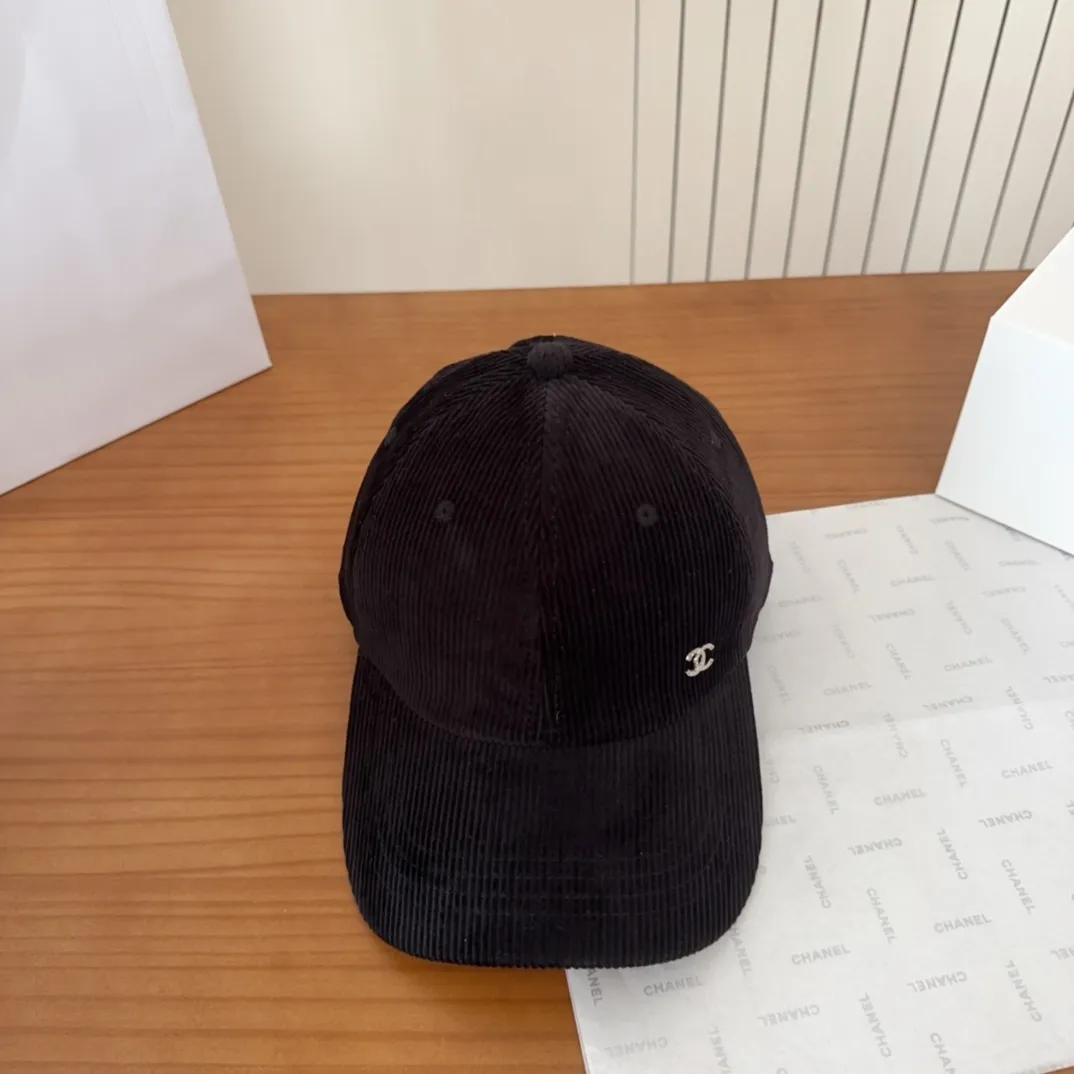 💰70 Chanel new autumn corduroy baseball cap🧢 The colors of the small label are really eye-catching. The soft top design of the entire hat fits perfectly on the head and is very comfortable. The color and texture are relatively retro and very versatile. Highly recommended. A must-have item for everyone✔️✔️