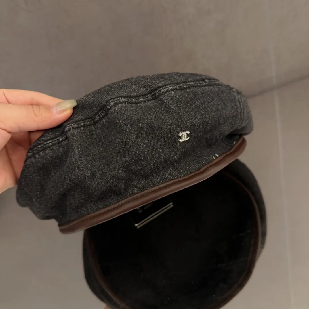 💰80 CHANEL Chanel new style 🆕denim blue retro style beret 🔸 Take it out for holiday travel and it will be beautiful❕ Second-hand style. This kind of hat is not easy to match 😬 Ready stock