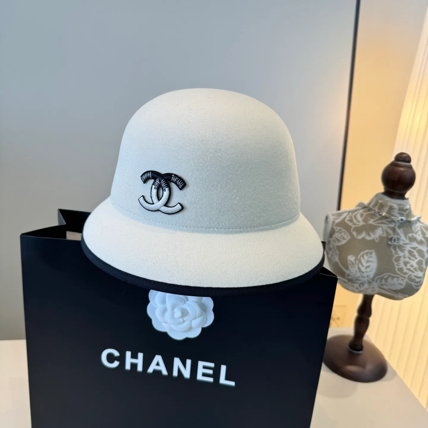 💰190¥ White Chanel basin hat, 100% wool fabric 🦙%, head circumference 57cm