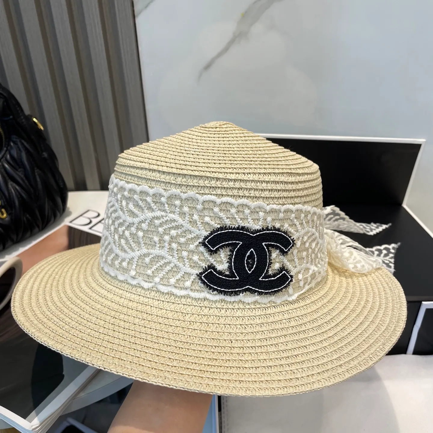 P70 CHANEL2025 new straw hat, advanced customization, lady style, attention to detail, sun protection and UV protection in summer, a must-have for travel, versatile and good-looking