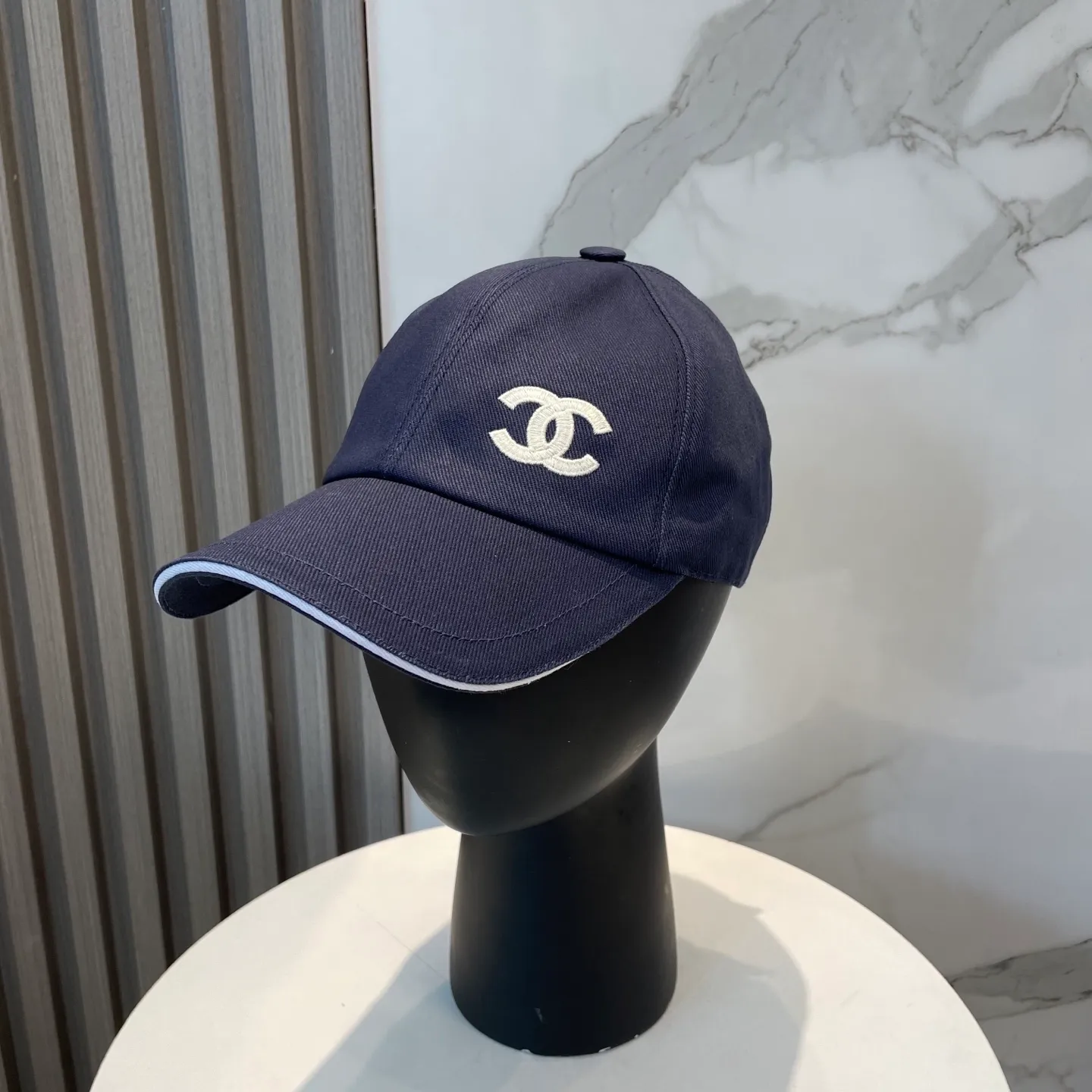 P90 Chanel counter new original embroidered baseball cap, 1:1 mold customization, three-dimensional embroidery, exquisite and flawless! 100% pure cotton fabric, original factory quality, exclusive physical photography.