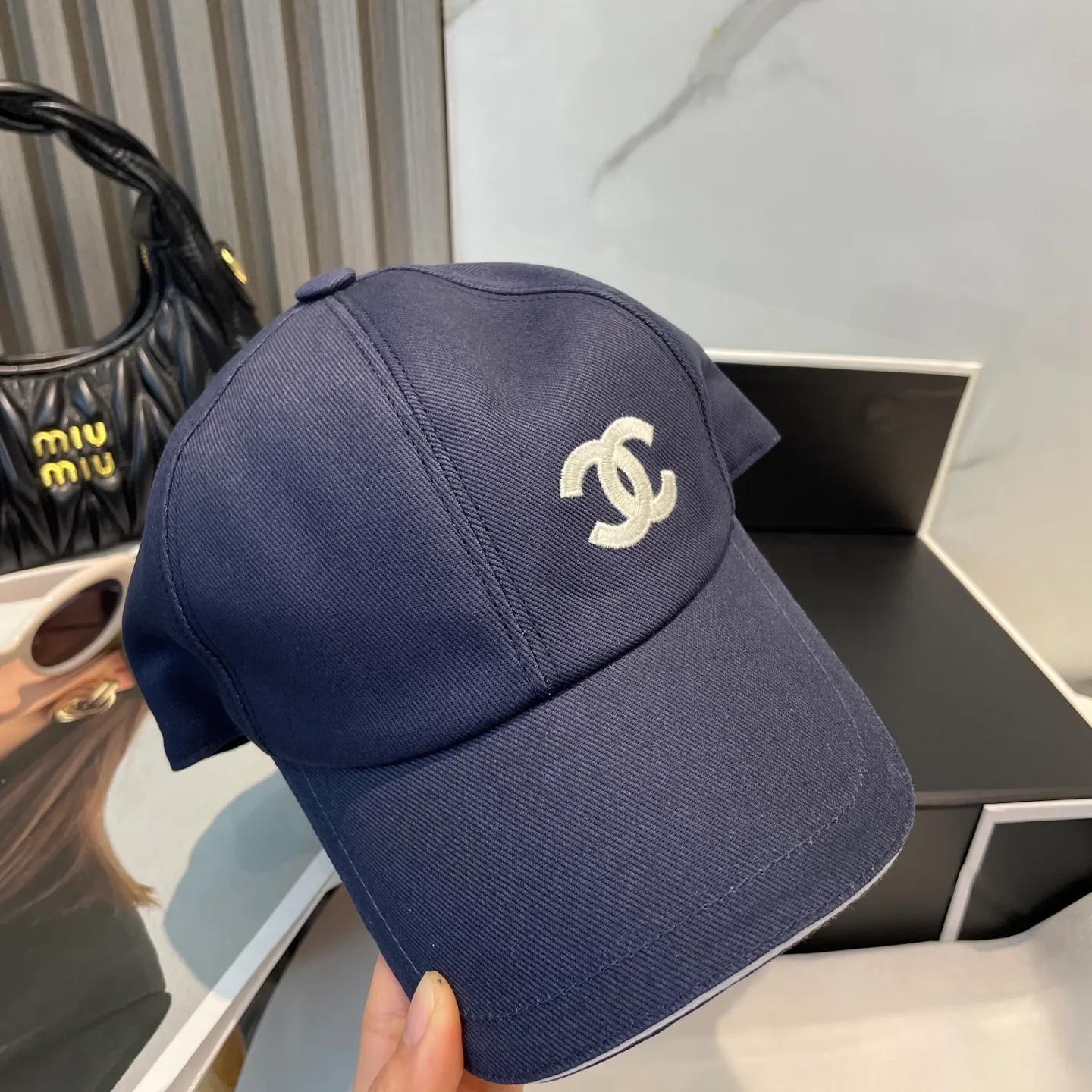 P90 Chanel counter new original embroidered baseball cap, 1:1 mold customization, three-dimensional embroidery, exquisite and flawless! 100% pure cotton fabric, original factory quality, exclusive physical photography.