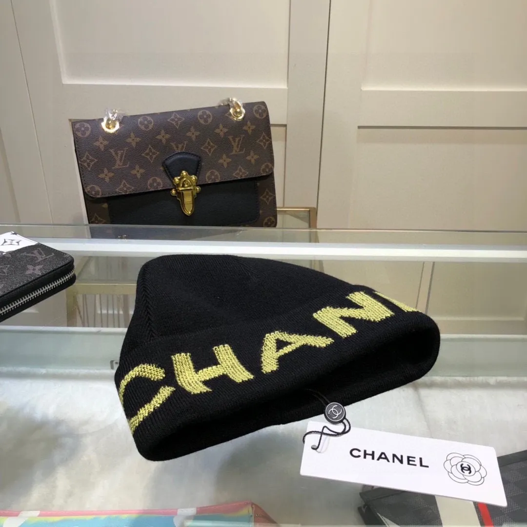 P50 Chanel CHANEL is sure to be of genuine quality. The only matching details on the market are double-layered cashmere wool knitted hats. Xiaohongshu recommends that the official website purchase price is 4980 per hat. The quality is outstanding. The matching of the big logo in autumn and winter is really perfect, and the design style is even more elegant! Order quickly