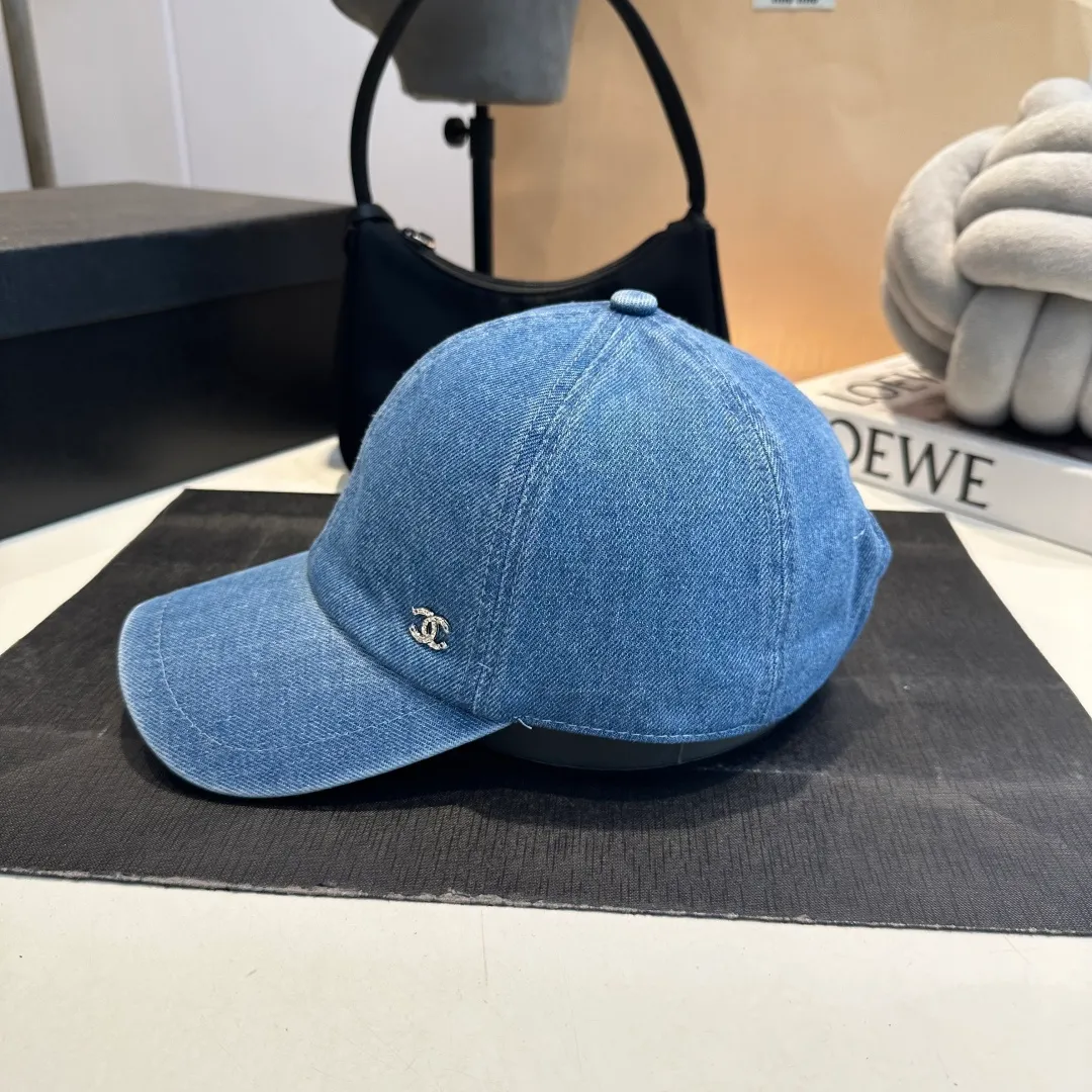 P60 Chanel denim baseball cap, a timeless classic in the fashion industry👑 The simple and elegant style is Chanel's unique interpretation of fashion. There are two denim tones, blue and gray, one full of energy and the other calm and restrained, both exuding an innate sense of high-end. The large brim design is not only a practical tool for blocking the sun, but also an excellent assistant for modifying your face. Whether you have a heart-shaped face, a round face or a square face, it can show charming lines against the background. The iconic double C logo is exquisitely embellished, low-key but flamboyantly announcing its identity. This is not only a brand logo, but also a symbol of fashion and quality.