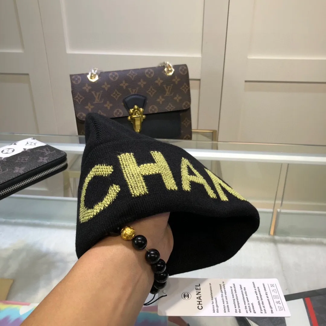 P50 CHANEL double-layer cashmere wool knitted hat, Xiaohongshu recommends that the official website purchase price is 4980 per hat, the quality is excellent, the combination of the autumn and winter big logo is really perfect, and the design style is even more noble! Order quickly
