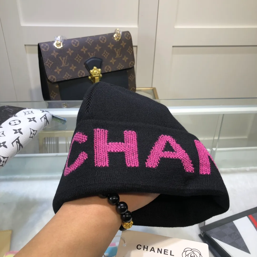 P54 is the same model as Song Qian, a Chanel double-layer cashmere wool knitted hat. The official website purchase price is 4980 per hat. The quality is outstanding. The matching of the big logo in autumn and winter is really perfect, and the design style is even more elegant! Order quickly