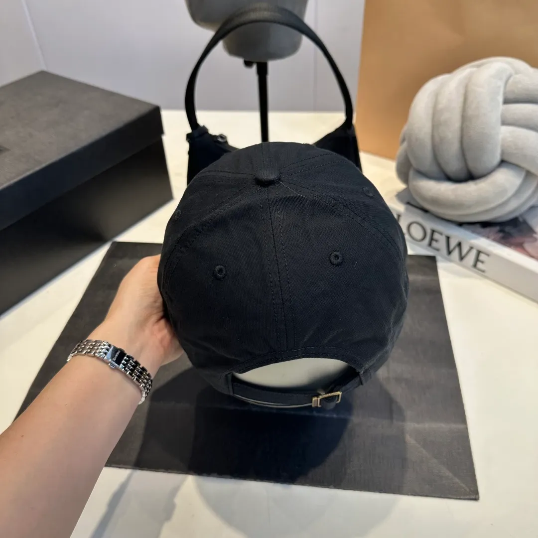 P60 Chanel Chanel 25 spring and summer new hole baseball cap, personalized broken corner brim design is full of sense