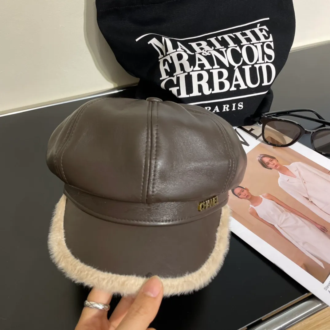P60 Chanel's new fur-edged octagonal hat, the latest fur-edged design for autumn and winter, full of atmosphere! Leather splicing, very high-end🛒
