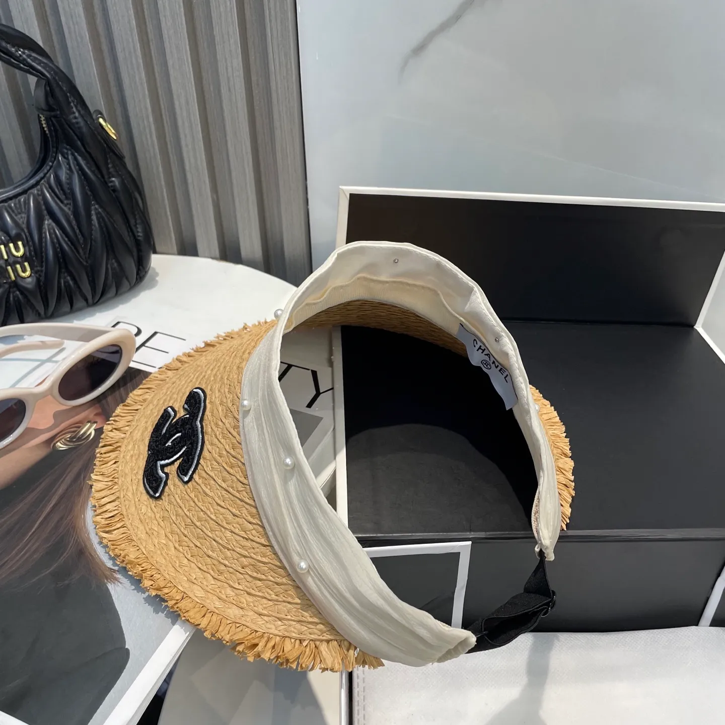 P70 Chanel's new hollow top hat, sweet style 💙Because the hat is hollow, you won't feel stuffy in summer and it doesn't pick up your hairstyle and face shape! The sun protection effect is no less than that of a professional sun protection cloth hat. Just buy the western style one🙄