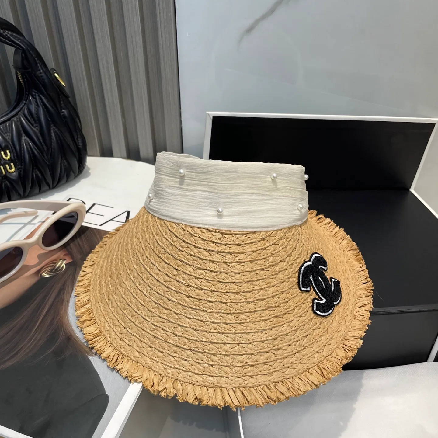 P70 Chanel's new hollow top hat, sweet style 💙Because the hat is hollow, you won't feel stuffy in summer and it doesn't pick up your hairstyle and face shape! The sun protection effect is no less than that of a professional sun protection cloth hat. Just buy the western style one🙄