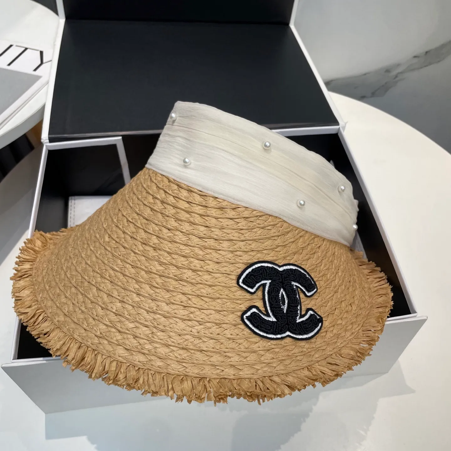 P70 Chanel's new hollow top hat, sweet style 💙Because the hat is hollow, you won't feel stuffy in summer and it doesn't pick up your hairstyle and face shape! The sun protection effect is no less than that of a professional sun protection cloth hat. Just buy the western style one🙄