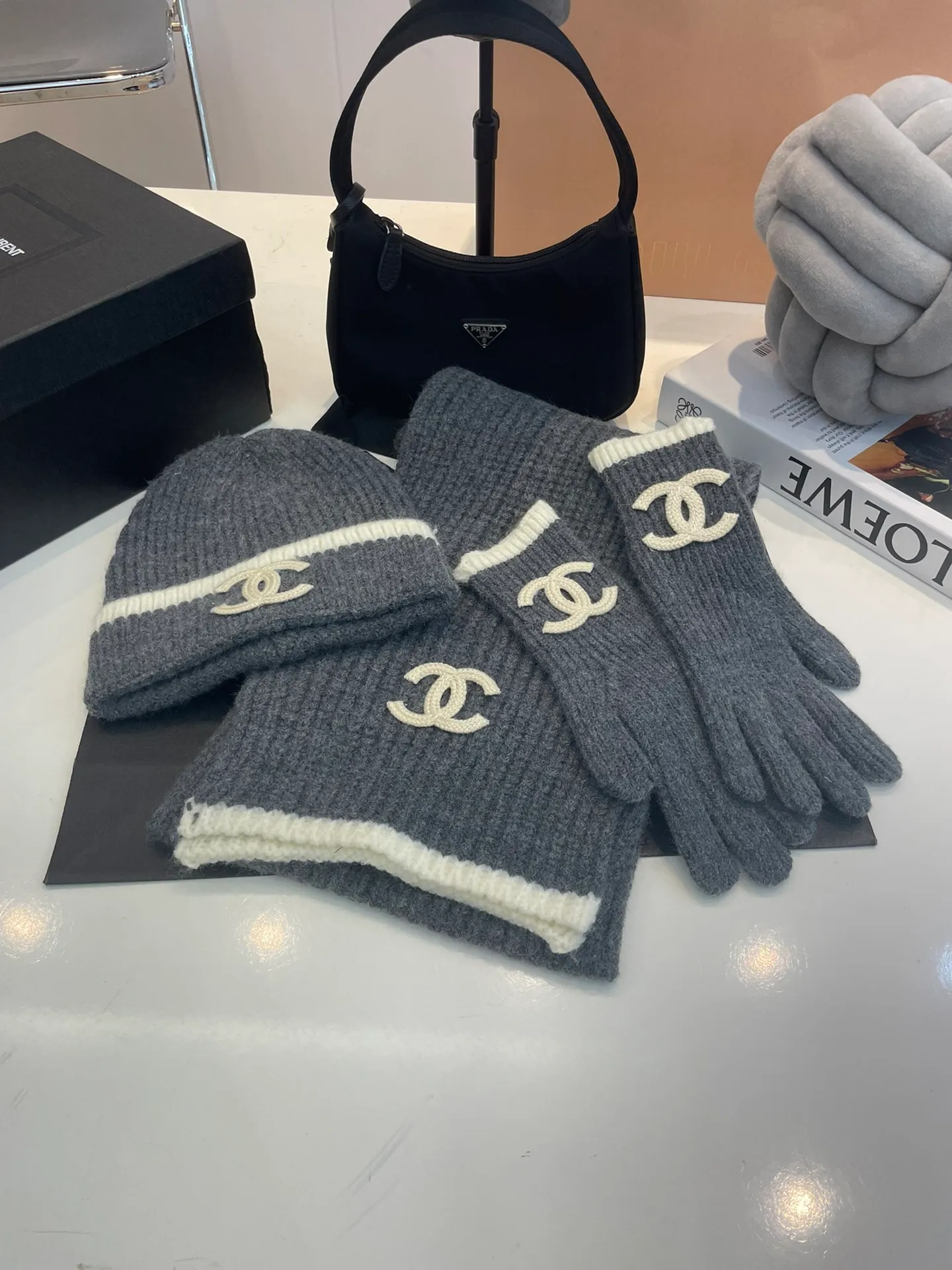 P180 CHANEL [Wool Suit, Scarf + Gloves + Hat-] Classic suit, hat, wool knitted hat and gloves, warm and super comfortable for winter. It’s a magical tool for young ladies to reduce their age~warm and fashionable! Can be made into mother-daughter parent-child style. Scarf: 185/35cm. Hat. Head circumference around 57 cm.