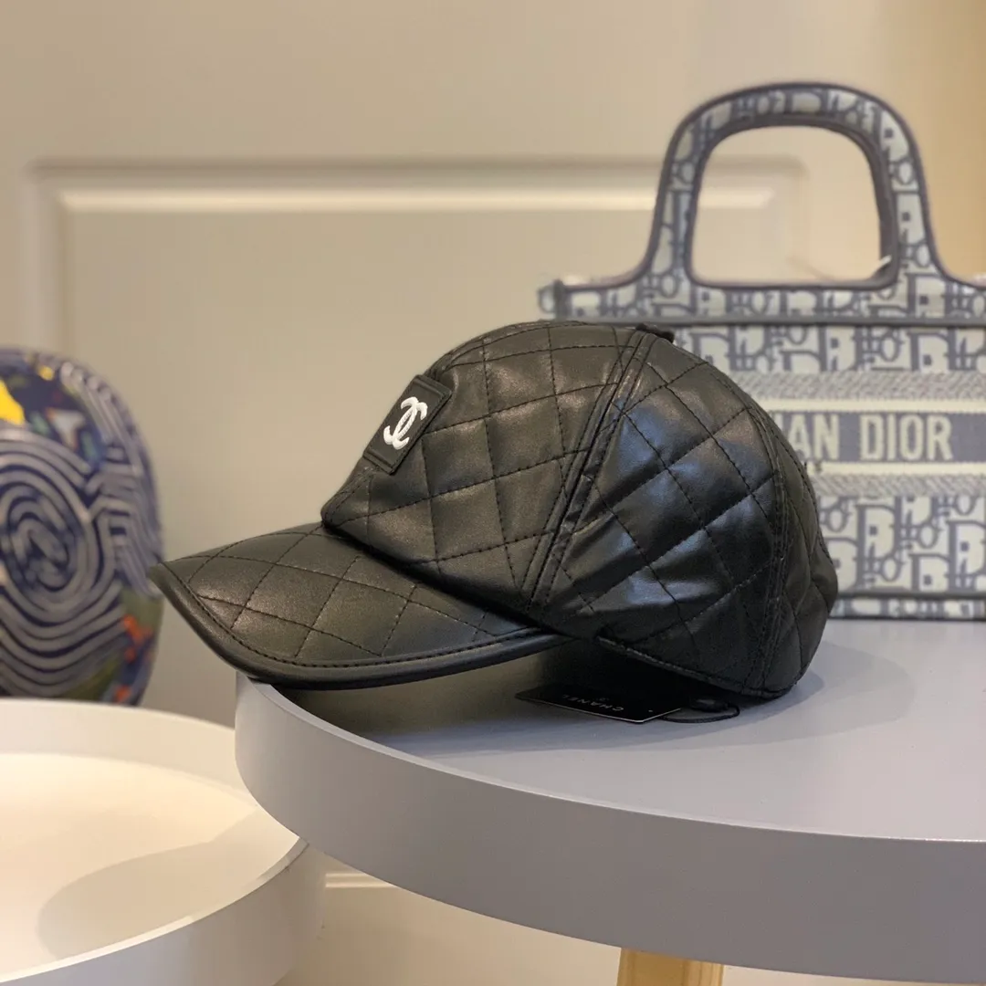 P80 CHANEL Chanel autumn and winter baseball cap, the hat design is invincible, super beautiful! Fashion blogger series, four-season style, concave shape and sun protection! Material: 100% pU Head circumference: 57cm