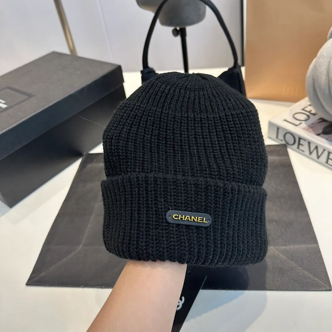 P60 Chanel Chanel's new autumn and winter woolen hat is the same for men and women. It contains 70% wool fabric and has complete internal labels.  The latest technology, one-piece molding, is super beautiful. The autumn and winter wool knitted beanie feels good to the touch ~ the color is super white ~ and it has a great atmosphere when taking photos, and it is very versatile ~