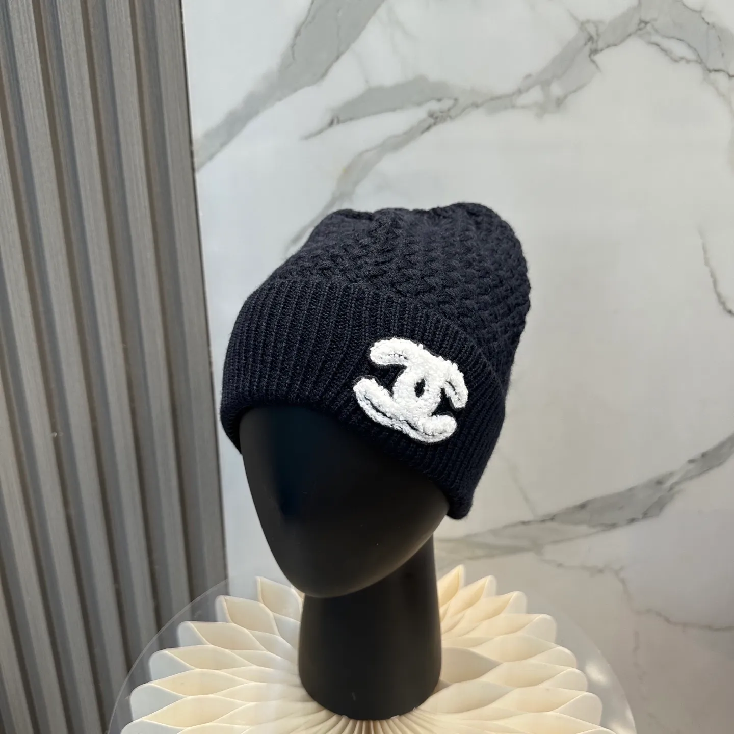P70 Chanel official website quality Chanel autumn and winter fashion blogger recommended knitted hat, which hides a quiet sense of luxury. Every line is neat and generous, simple but not simple, generous and stylish. Every detail shows high-end taste, and the sense of fashion becomes more and more intriguing in the restraint.