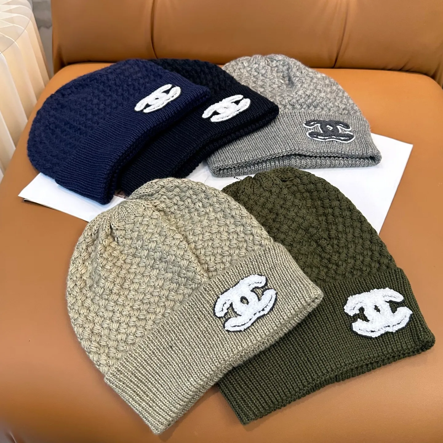 P70 Chanel official website quality Chanel autumn and winter fashion blogger recommended knitted hat, which hides a quiet sense of luxury. Every line is neat and generous, simple but not simple, generous and stylish. Every detail shows high-end taste, and the sense of fashion becomes more and more intriguing in the restraint.