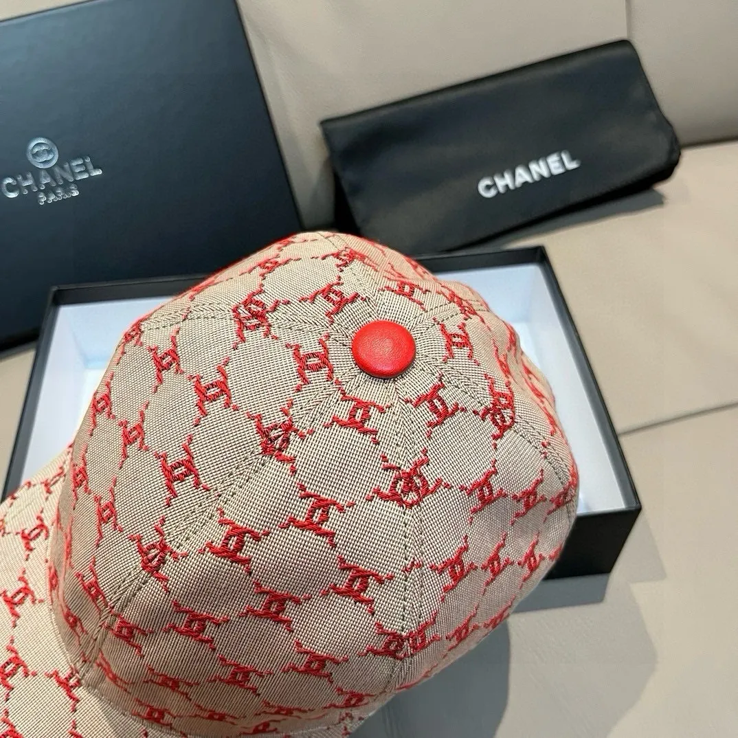 p90 new model shipped!   , Chanel (Chanel) new original baseball cap, small double C jacquard, 1:1 mold opening and customization at the counter, original canvas fabric + first layer of cowhide, light and breathable! The quality is great, the basic head circumference is 56cm, and the patch is adjustable.
