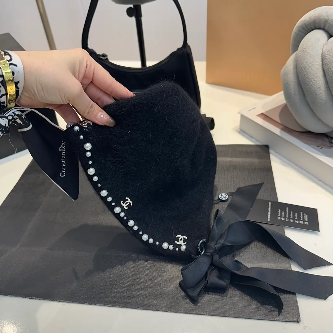 P110 CHANEL Autumn and Winter Angora Rabbit Wool Knitted Thick Cuffed Beanie. The year-end heavy-duty high-looking fairy knitted hat, super fairy angora rabbit wool, the color is very sweet, very versatile, not picky, and feels extremely soft and waxy. Highly elastic rabbit wool does not deform.
